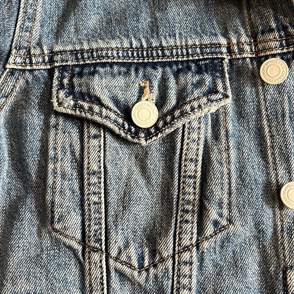 LUCKY Brand Women’s TOMBOY Trucker Lightly Distressed Jean Jacket - Picture 7 of 14